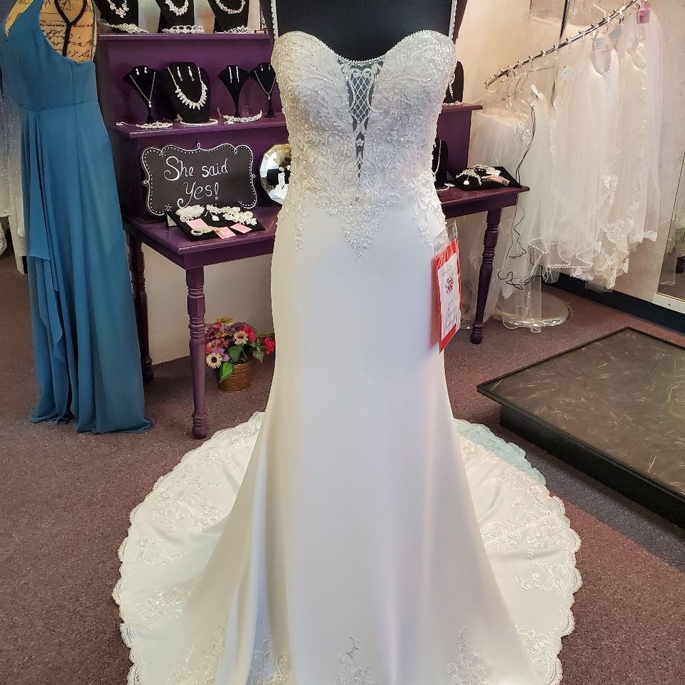 Mirabella Size 8 Ivory Bridal Gown/Wedding Dress